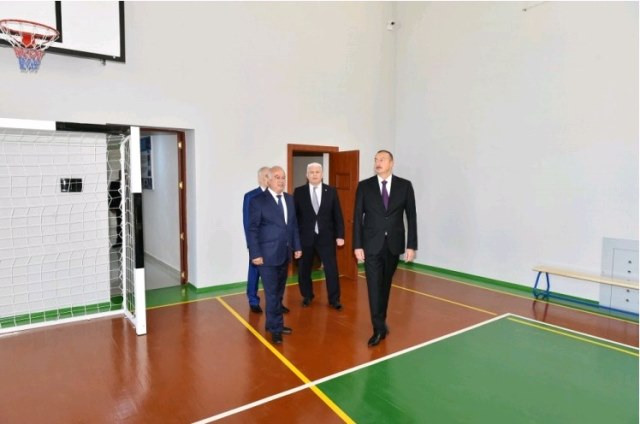 Ильхам Алиев посетил школы №261 и №58 в Хатаинском районе Баку